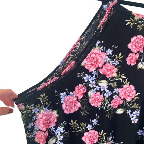 Torrid Floral Print Black Keyhole High Neck Sleeveless Lace Inset Shirt Size 6X - Picture 8 of 12
